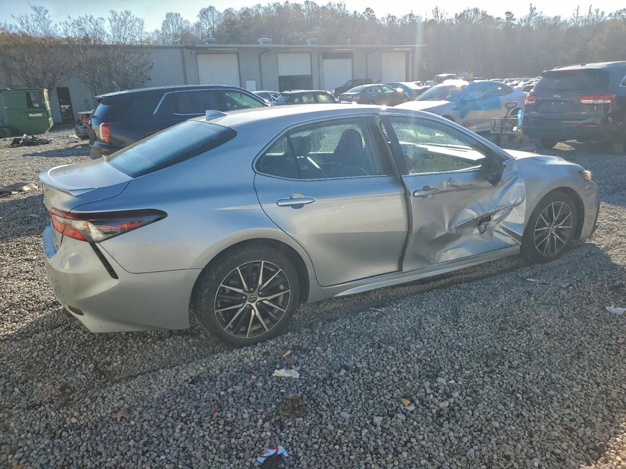 2021 TOYOTA CAMRY SE photo 3
