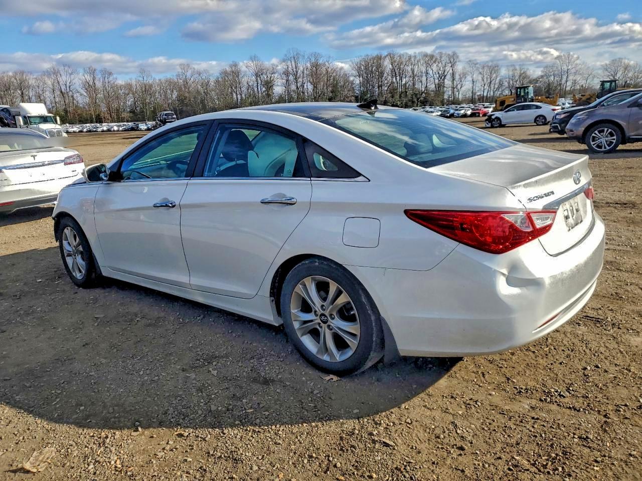 2013 HYUNDAI SONATA SE photo 2
