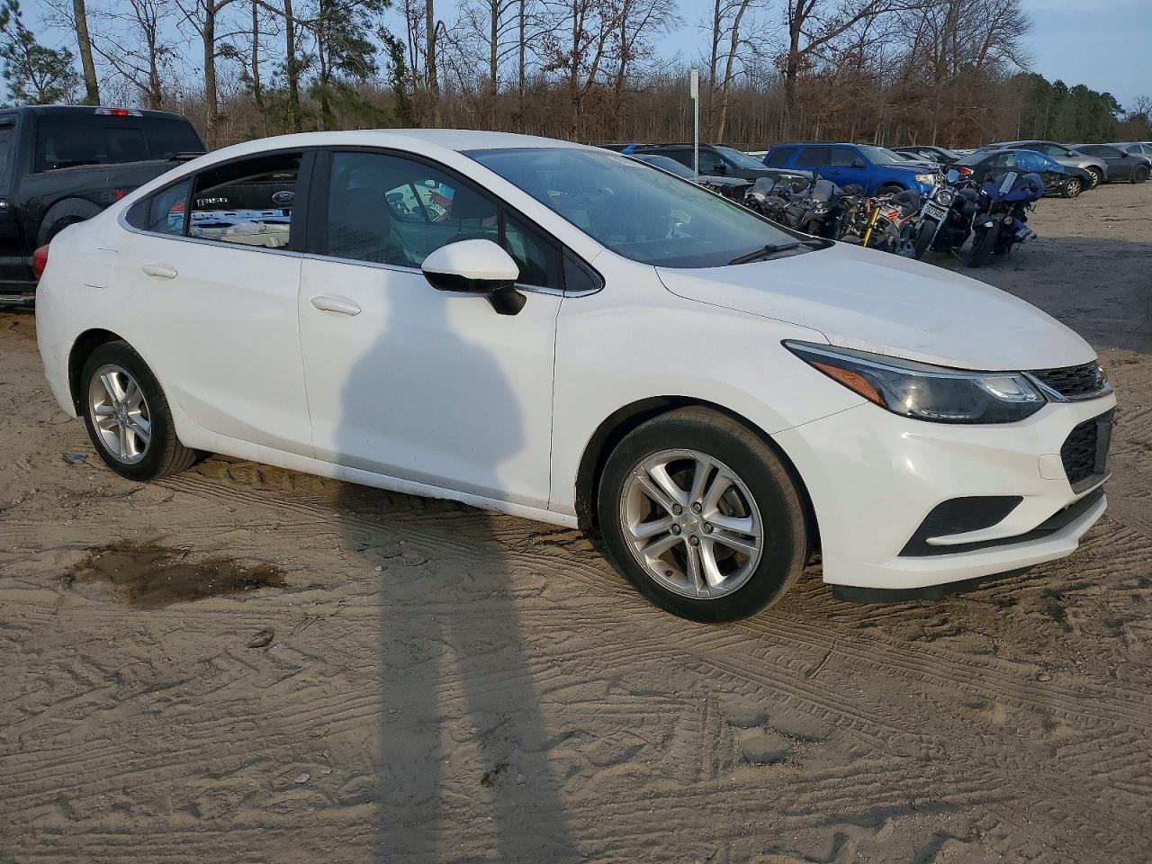 2017 CHEVROLET CRUZE LT photo 4
