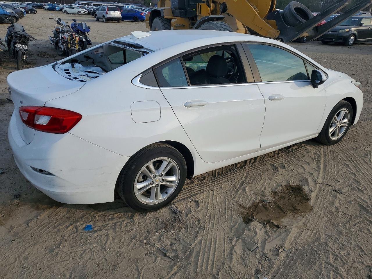 2017 CHEVROLET CRUZE LT photo 3