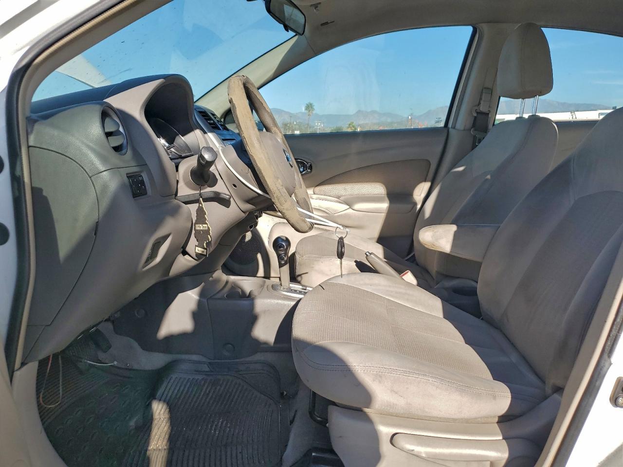 2014 NISSAN VERSA S photo 7
