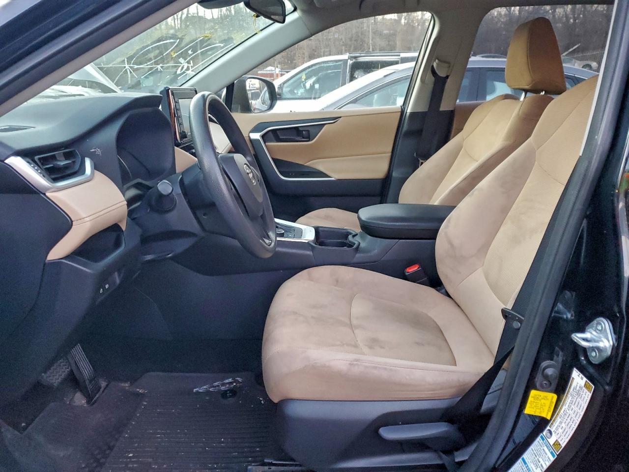 2021 TOYOTA RAV4 LE photo 7