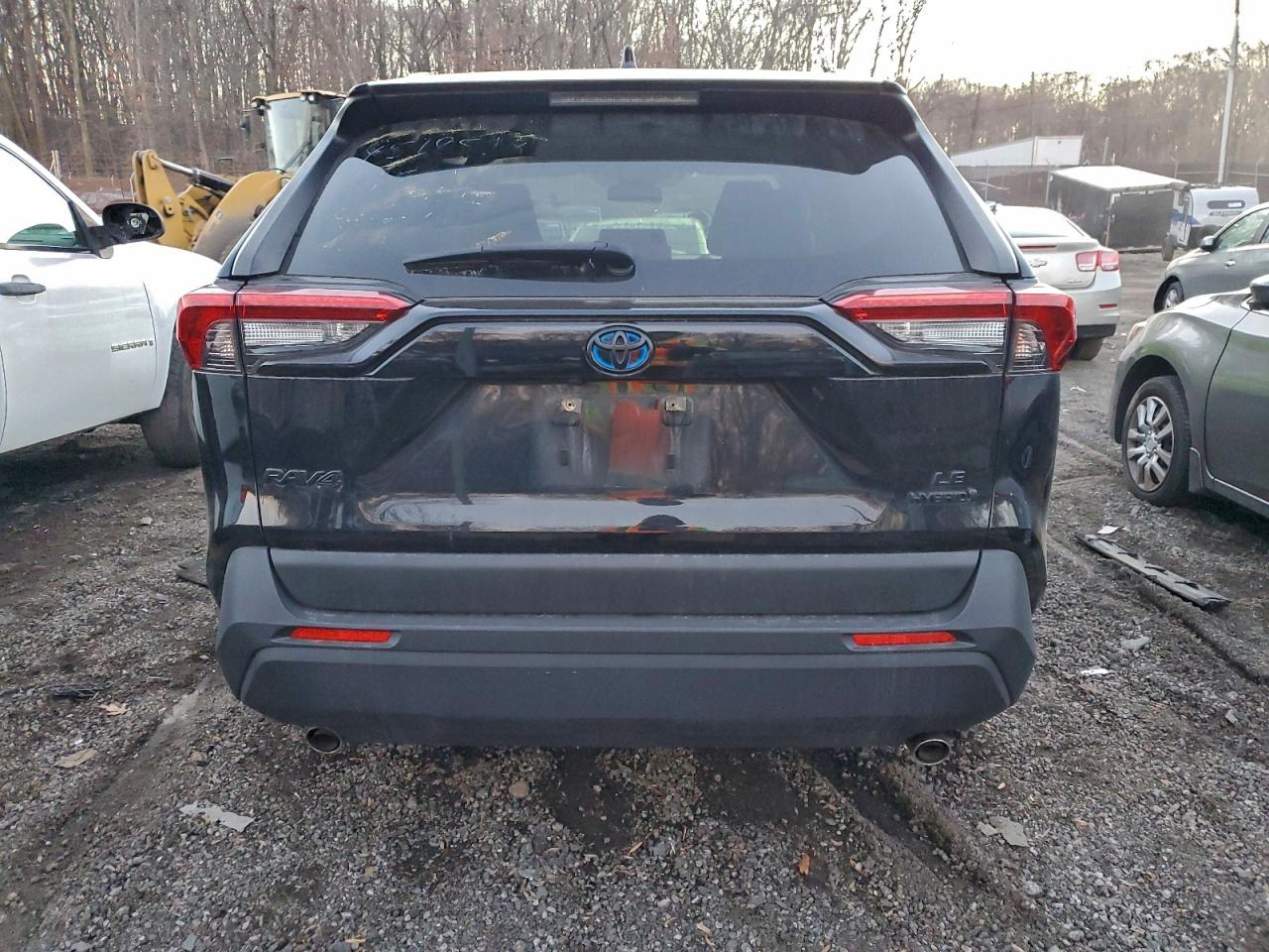 2021 TOYOTA RAV4 LE photo 6