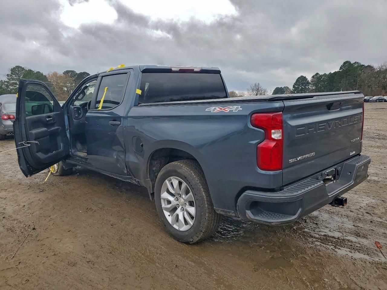 2021 CHEVROLET SILVERADO K1500 CUSTOM photo 2