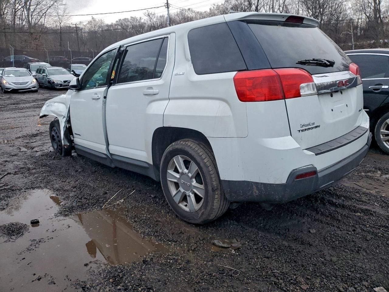 2013 GMC TERRAIN SLE photo 2