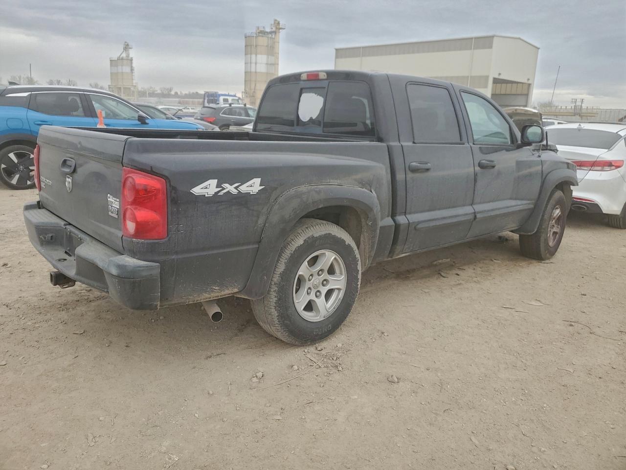 2005 DODGE DAKOTA QUAD SLT photo 3