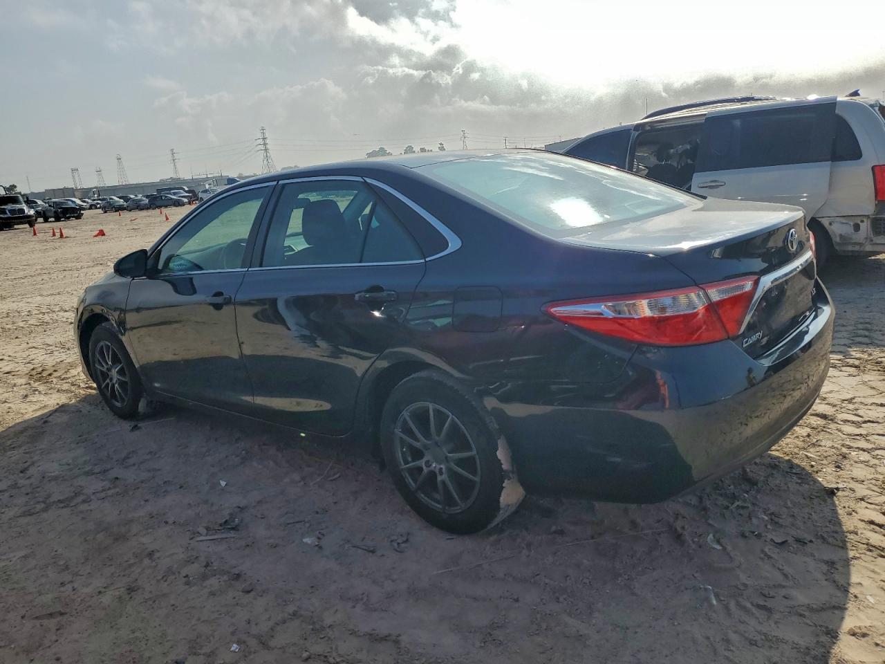2015 TOYOTA CAMRY LE photo 2