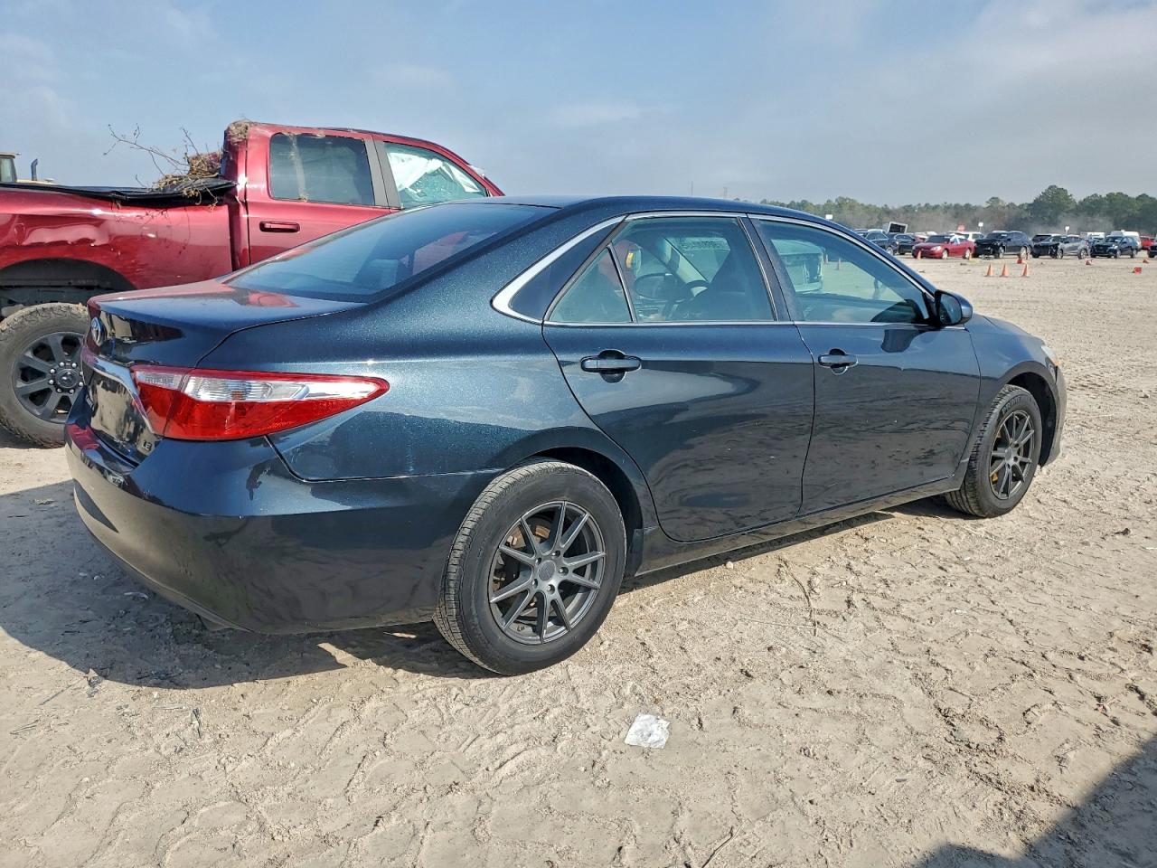 2015 TOYOTA CAMRY LE photo 3
