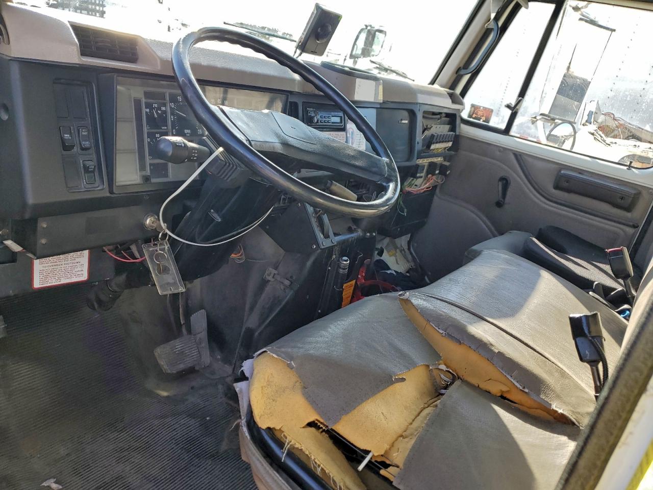 2001 INTERNATIONAL 4000 4700 photo 8