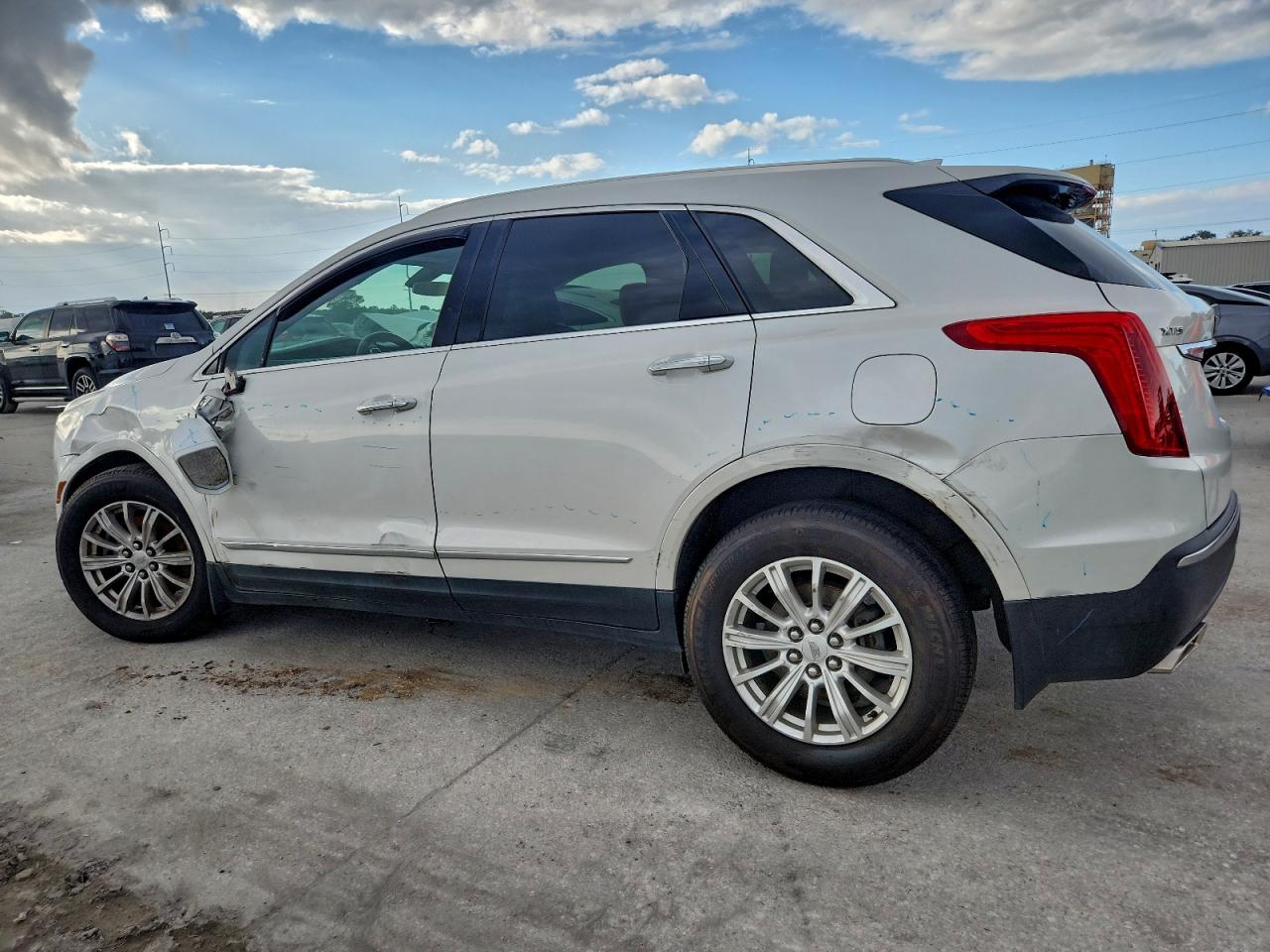 2017 CADILLAC XT5 photo 2