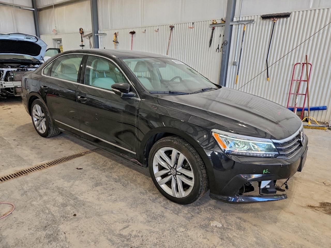 2017 VOLKSWAGEN PASSAT SE photo 4