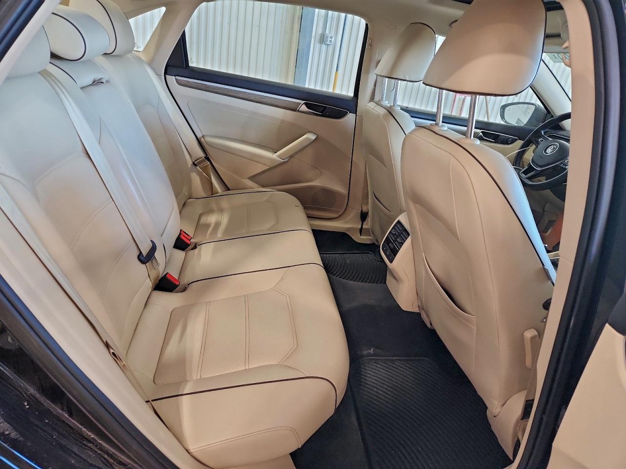 2017 VOLKSWAGEN PASSAT SE photo 10