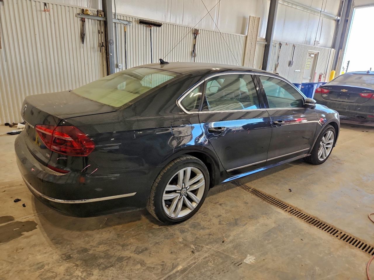 2017 VOLKSWAGEN PASSAT SE photo 3