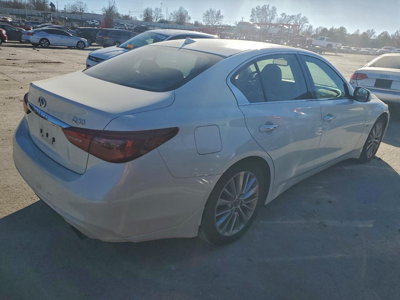 2018 INFINITI Q50 LUXE photo 3