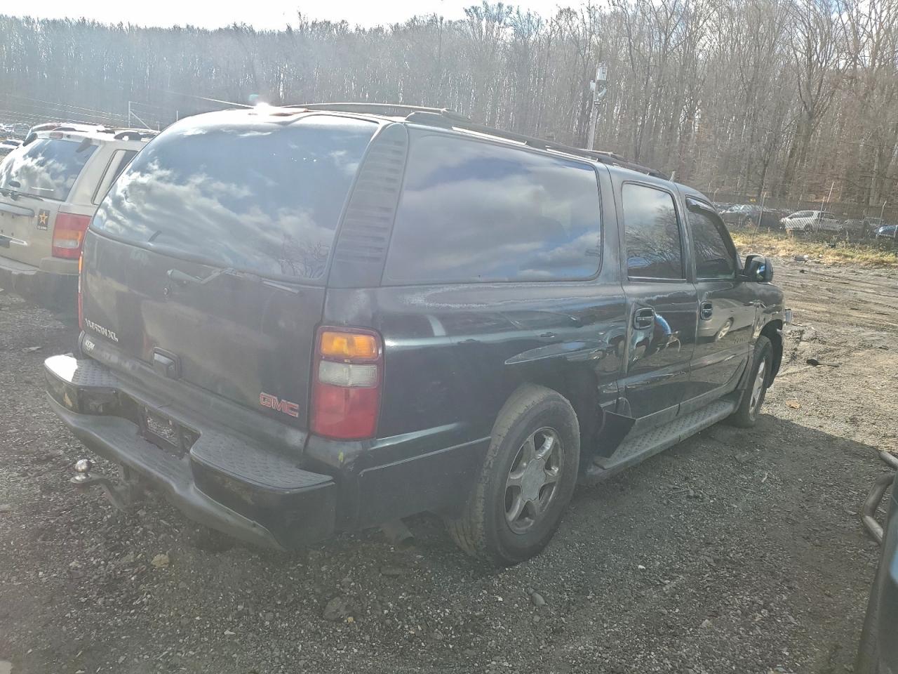 2003 GMC YUKON XL DENALI photo 3