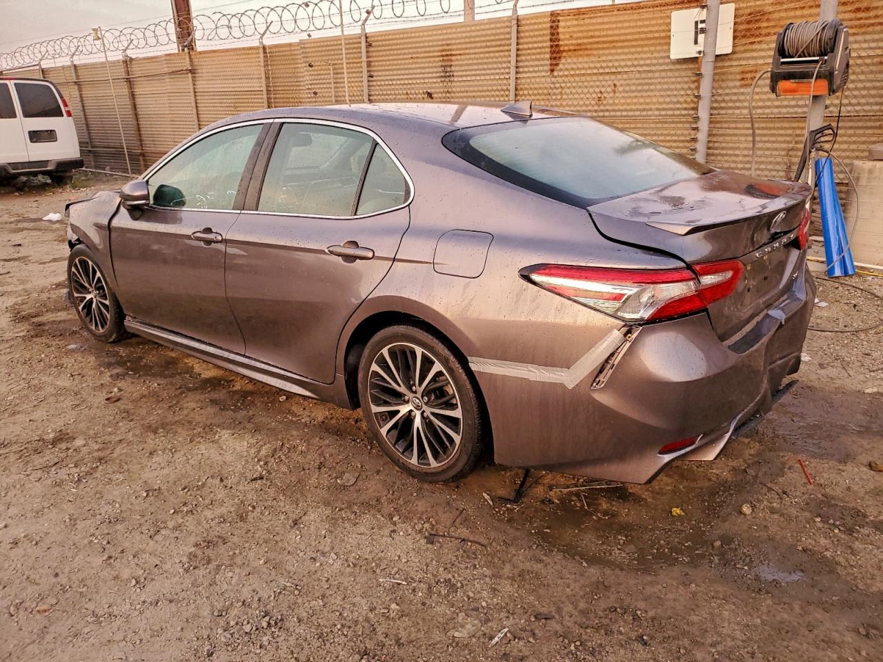 2018 TOYOTA CAMRY L photo 2