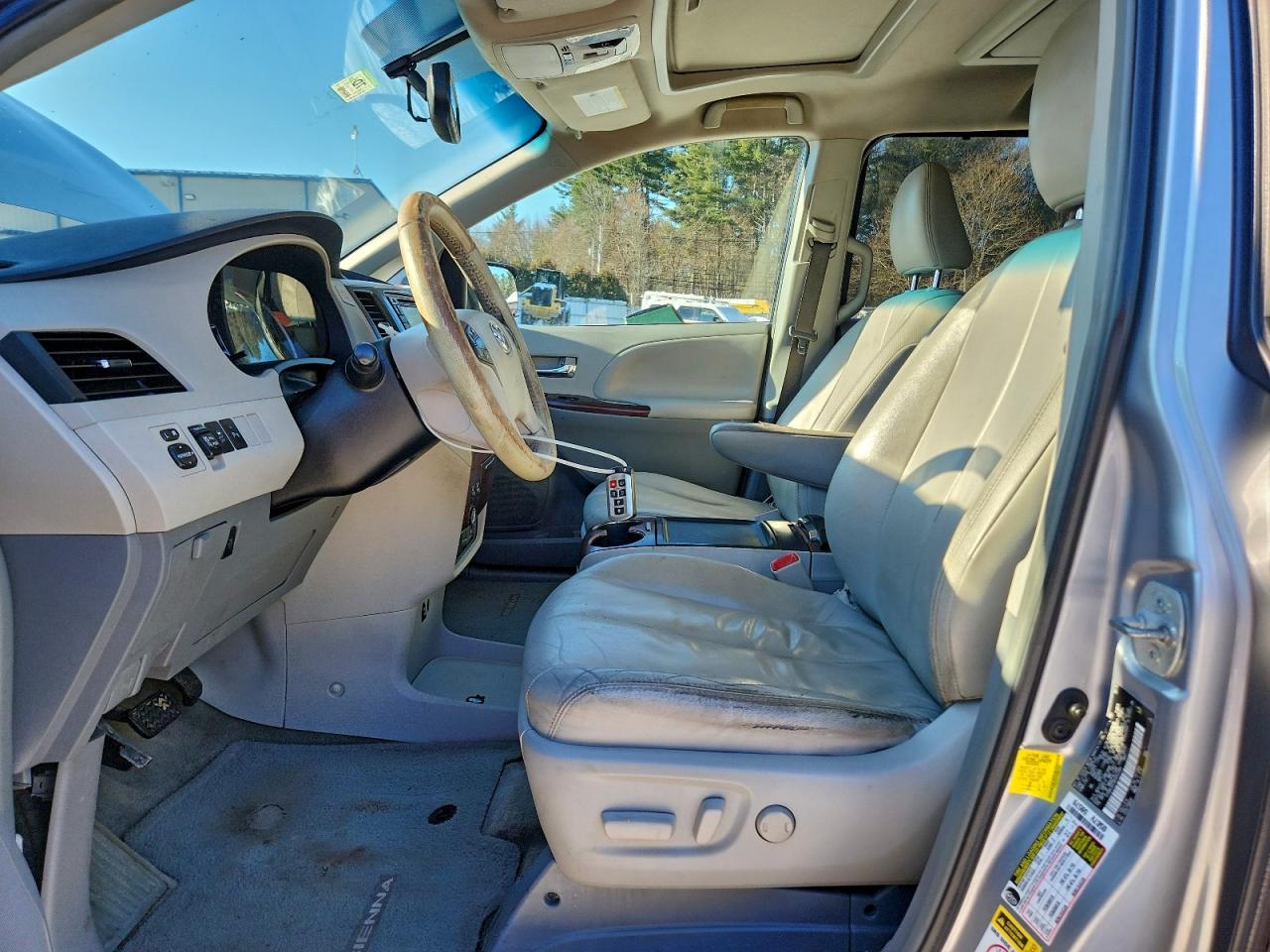 2013 TOYOTA SIENNA XLE 7-PASSENGER photo 19