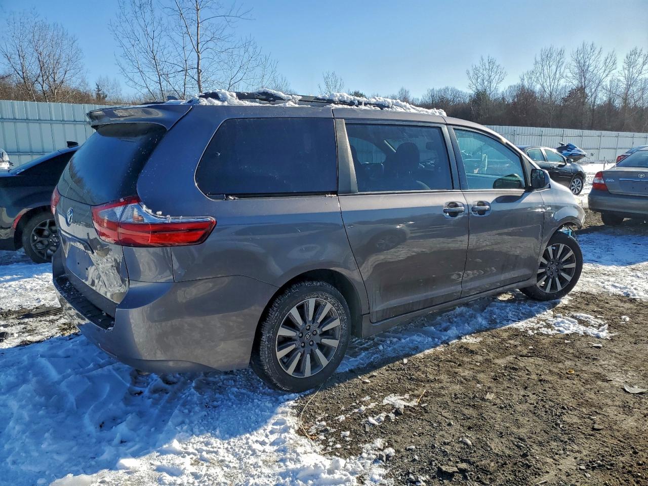 2020 TOYOTA SIENNA LE photo 3
