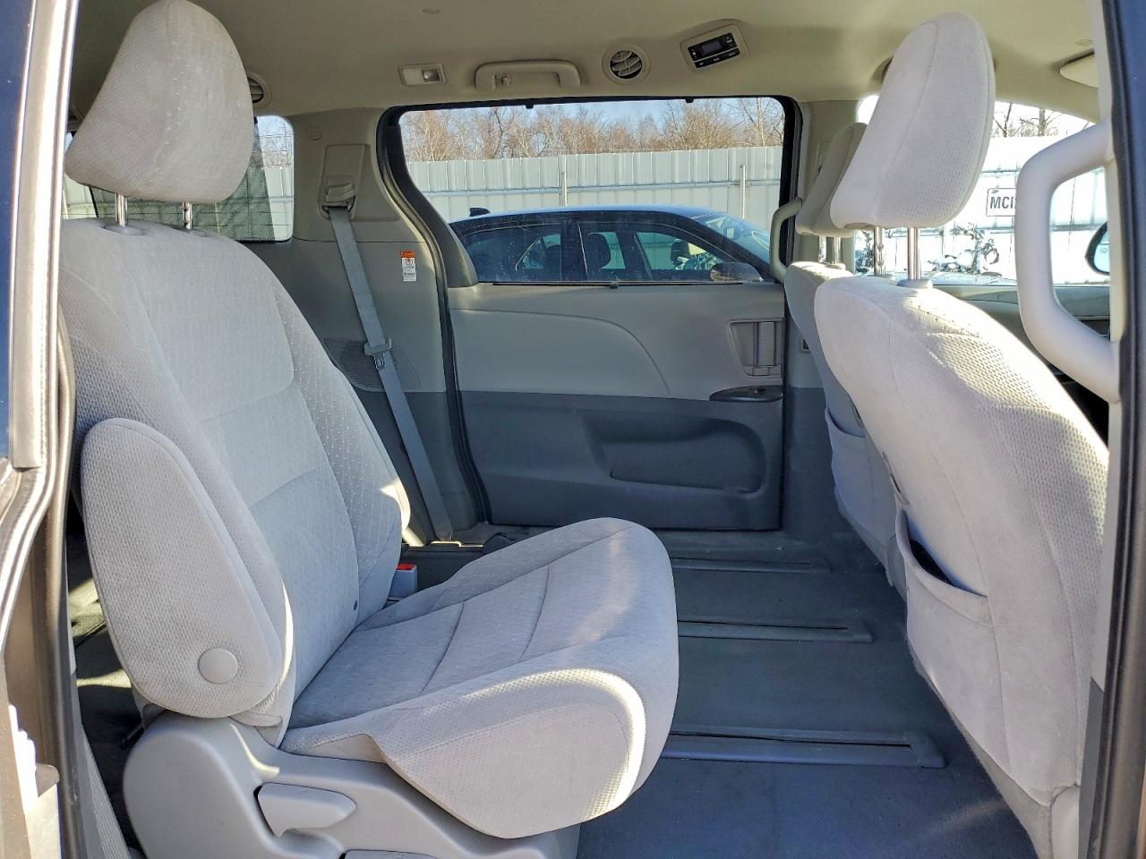 2020 TOYOTA SIENNA LE photo 11