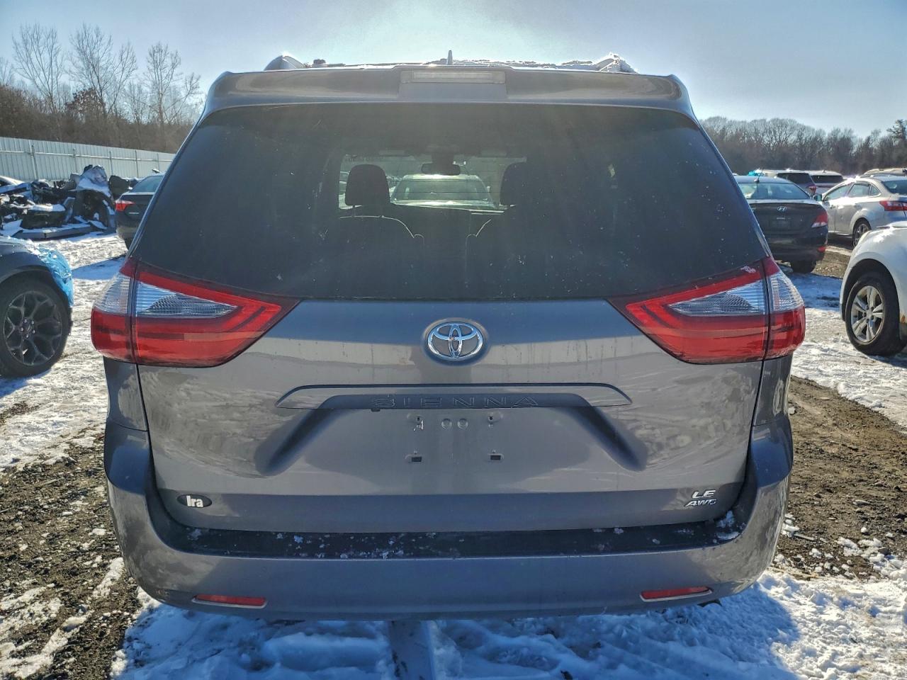 2020 TOYOTA SIENNA LE photo 6
