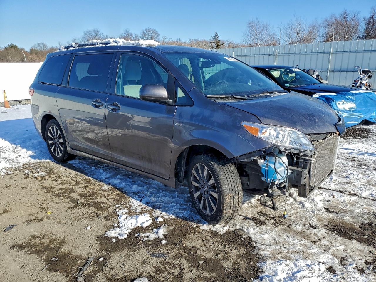 2020 TOYOTA SIENNA LE photo 4
