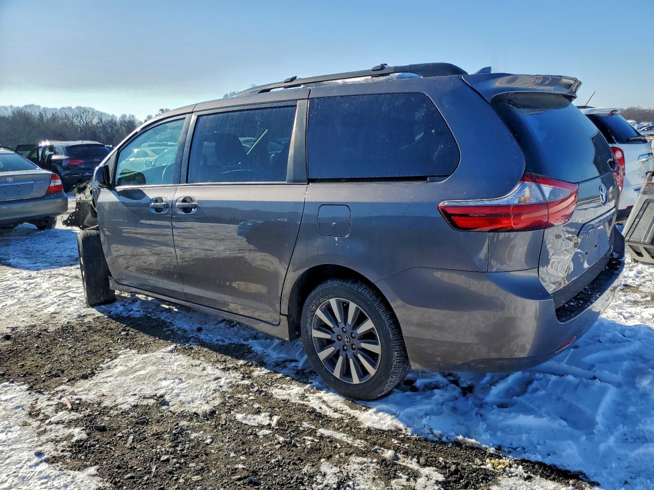 2020 TOYOTA SIENNA LE photo 2