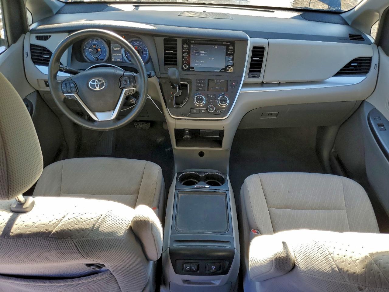 2020 TOYOTA SIENNA LE photo 8