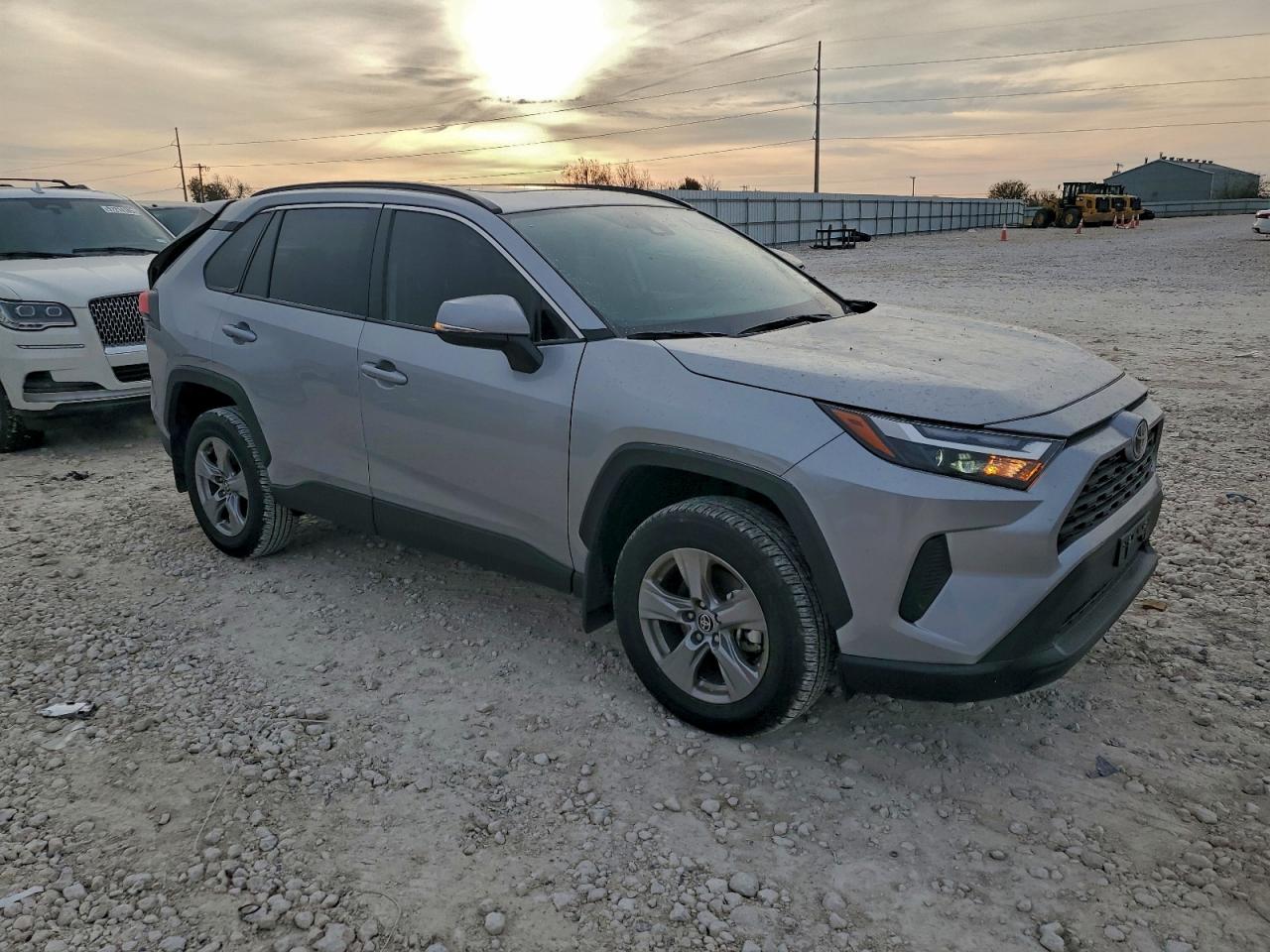 2025 TOYOTA RAV4 XLE photo 4