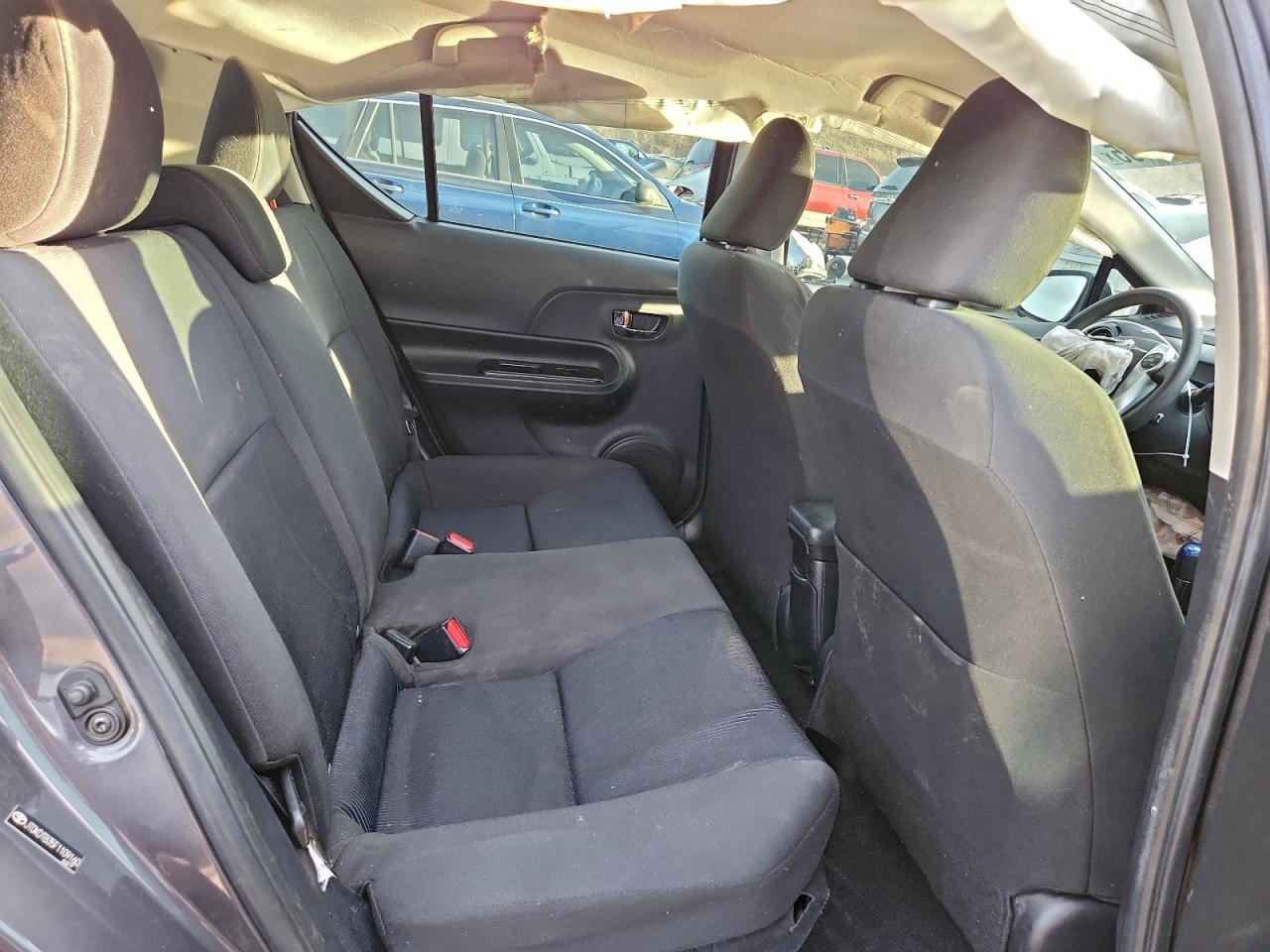 2015 TOYOTA PRIUS C photo 10