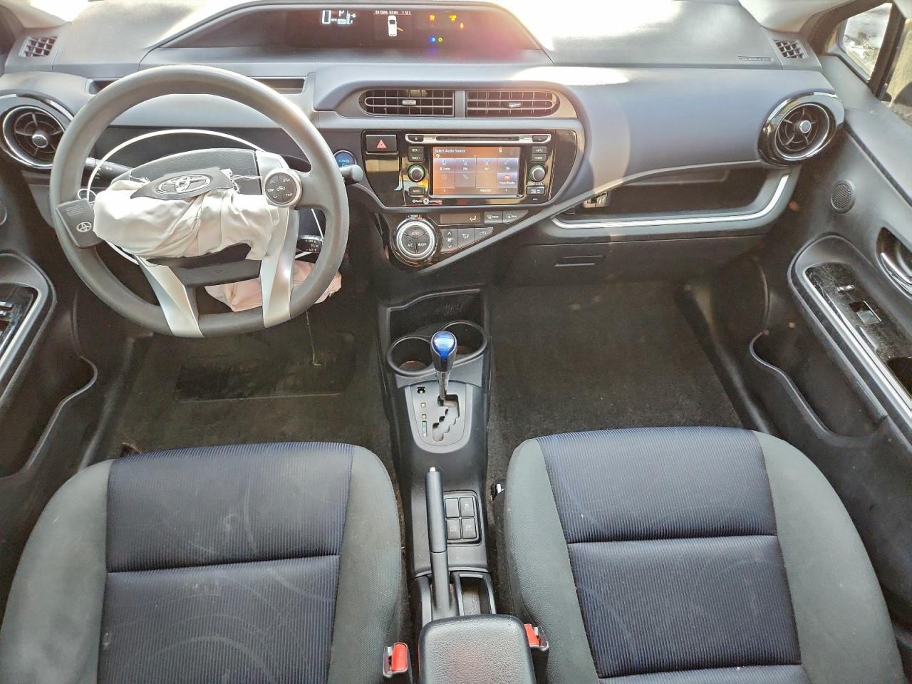 2015 TOYOTA PRIUS C photo 8
