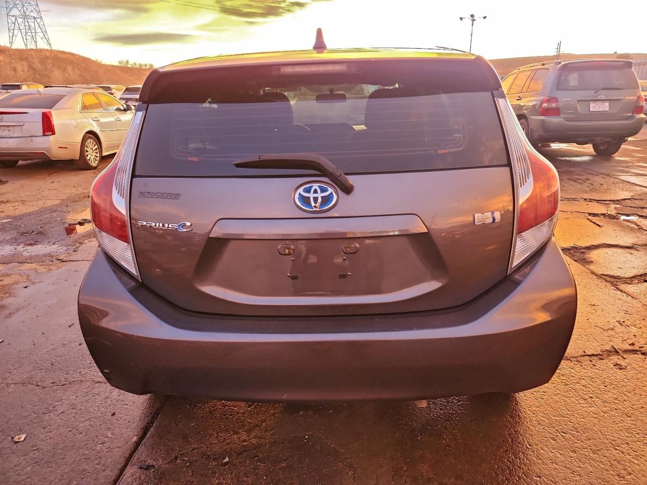 2015 TOYOTA PRIUS C photo 6