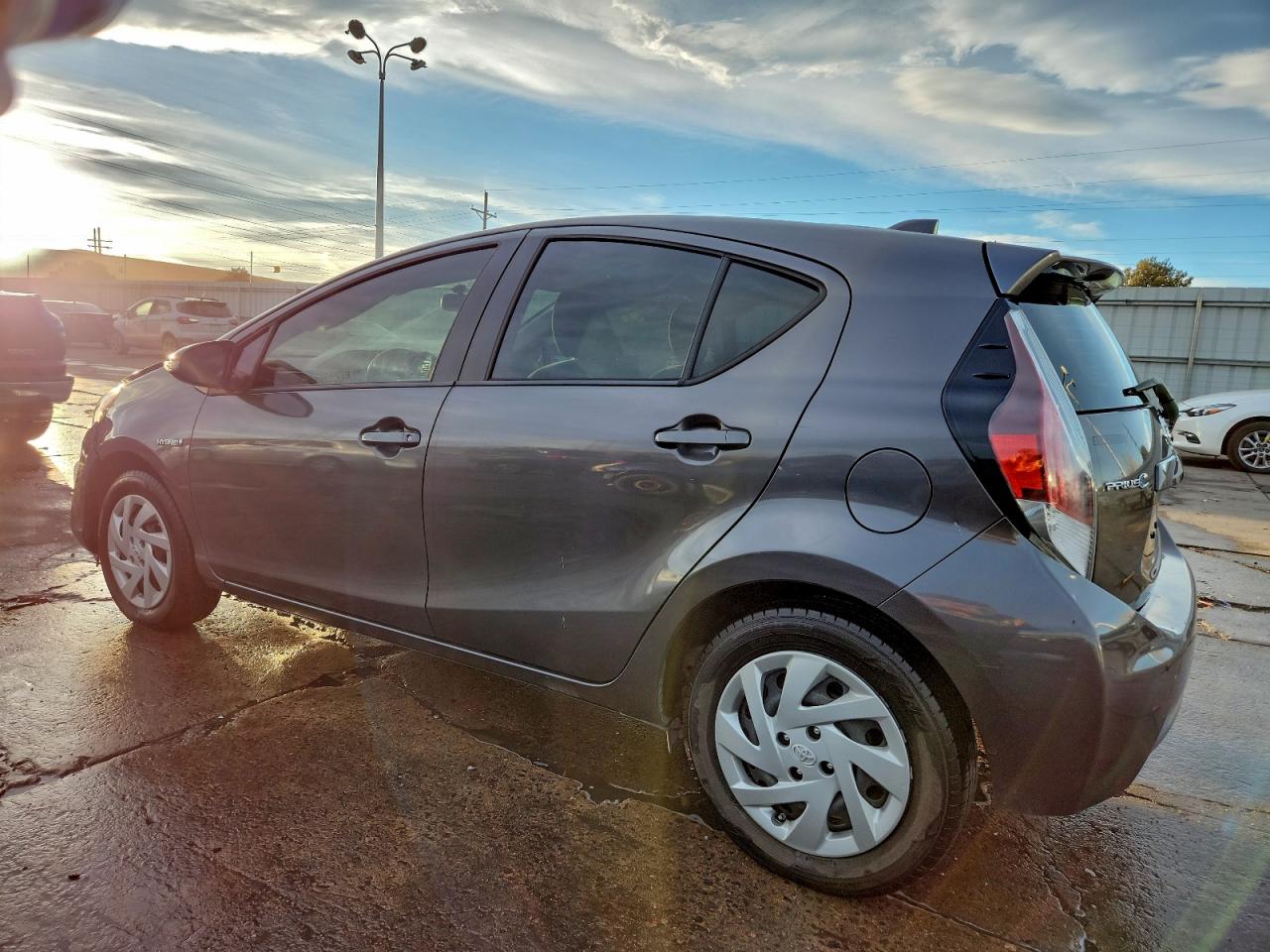 2015 TOYOTA PRIUS C photo 2