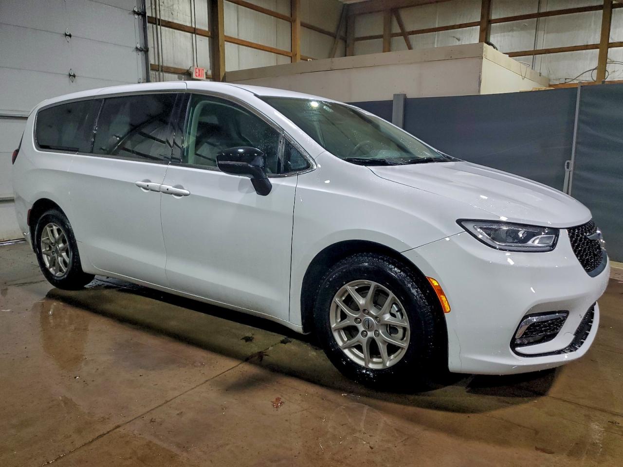 2024 CHRYSLER PACIFICA TOURING L photo 4