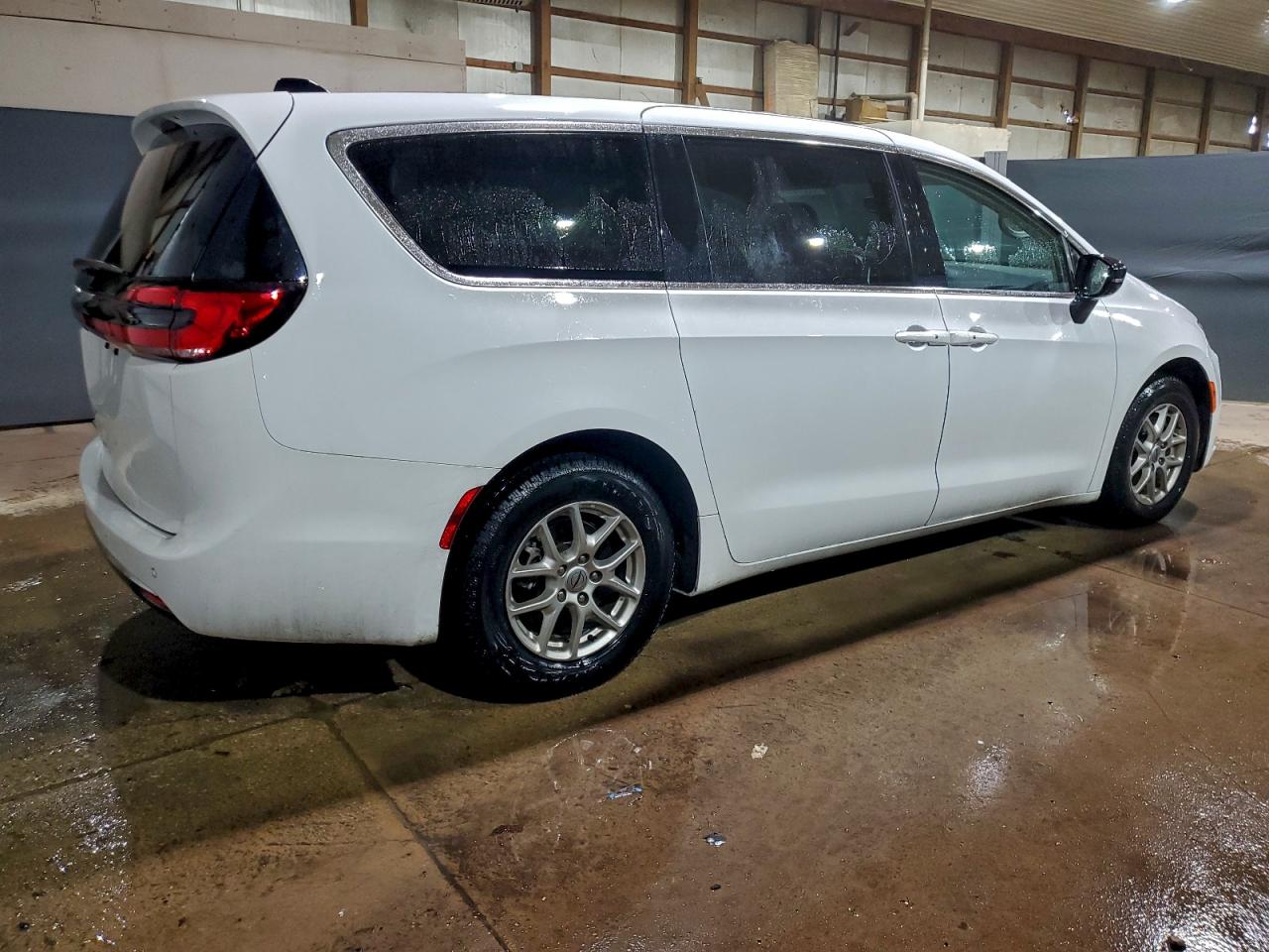 2024 CHRYSLER PACIFICA TOURING L photo 3