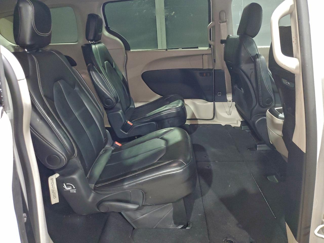 2024 CHRYSLER PACIFICA TOURING L photo 11