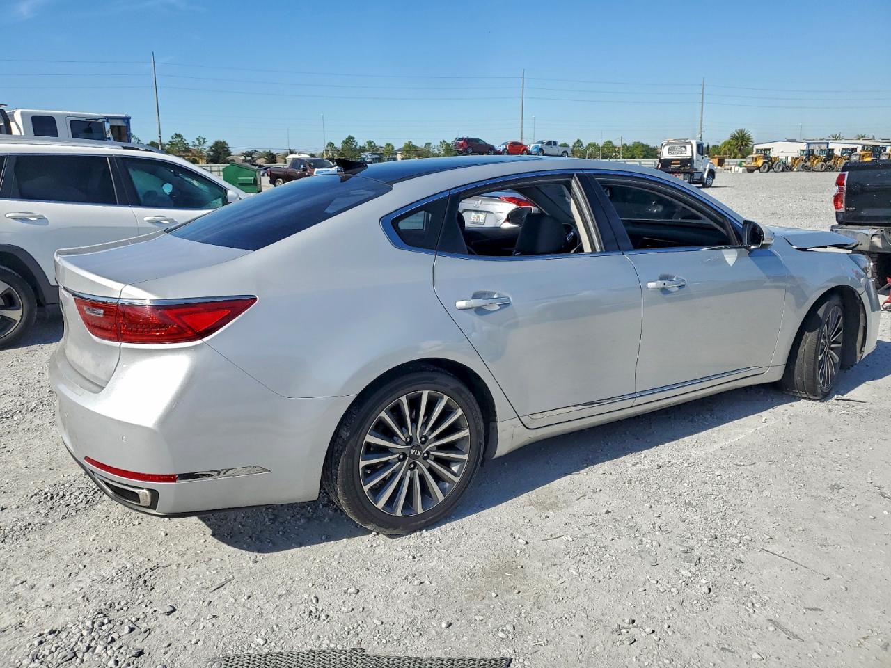2017 KIA CADENZA PREMIUM photo 3