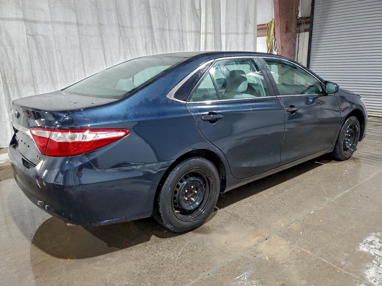 2015 TOYOTA CAMRY LE photo 3