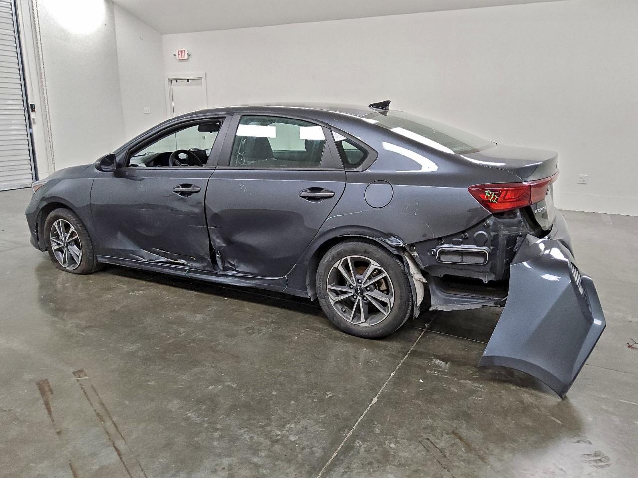 2023 KIA FORTE LX photo 2