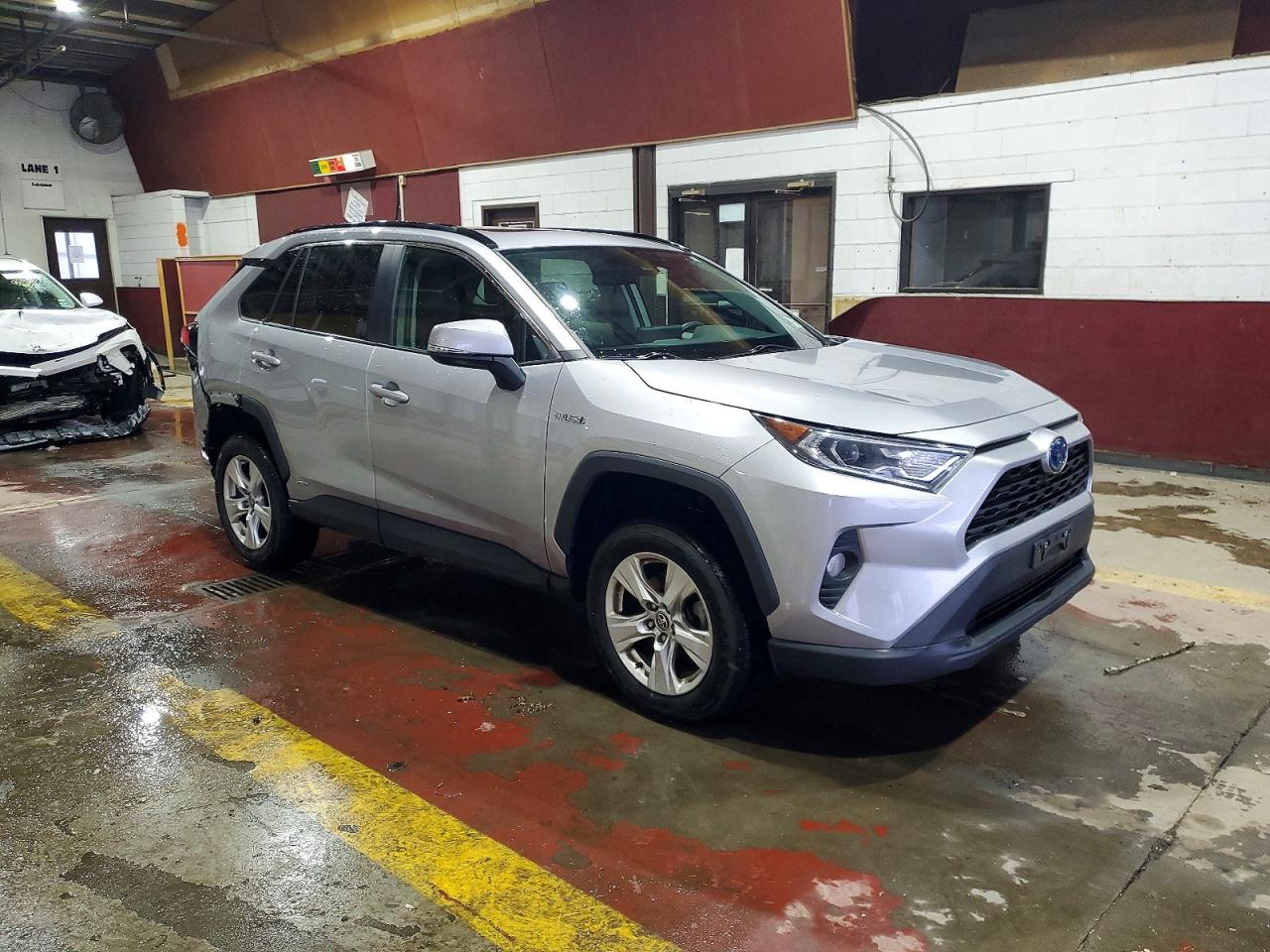 2021 TOYOTA RAV4 XLE photo 4
