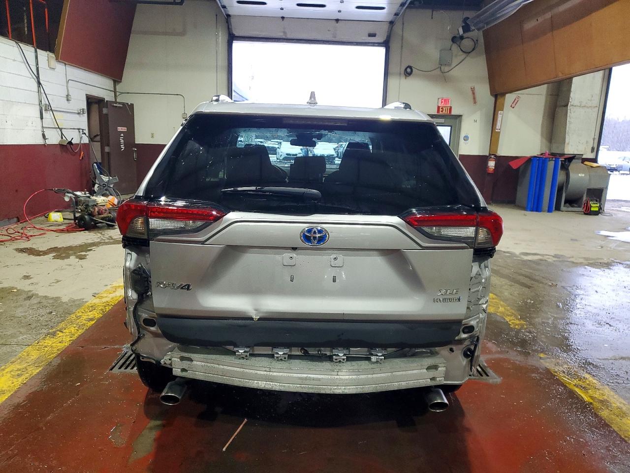 2021 TOYOTA RAV4 XLE photo 6