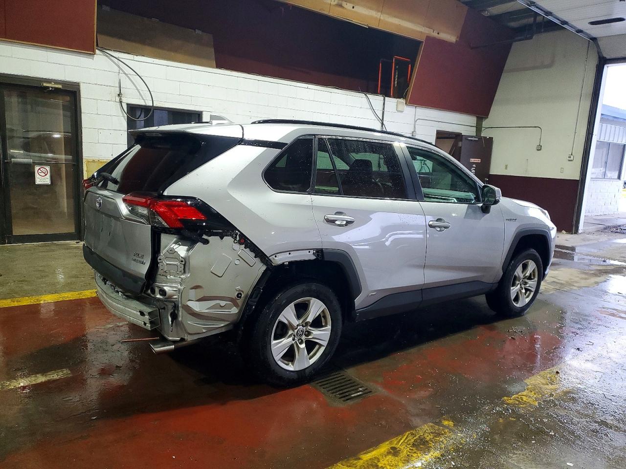 2021 TOYOTA RAV4 XLE photo 3