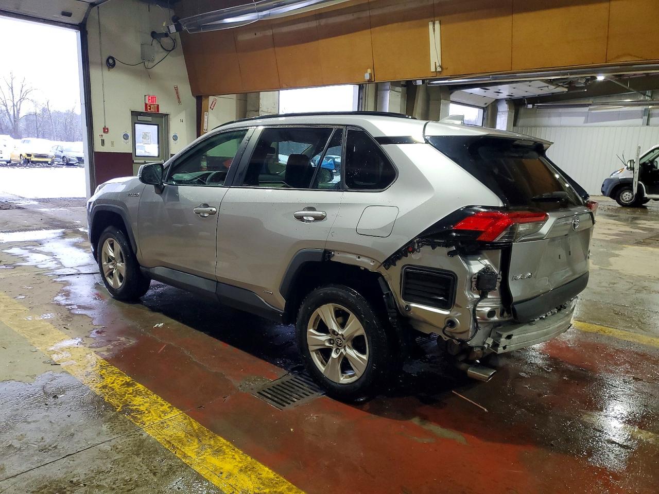 2021 TOYOTA RAV4 XLE photo 2
