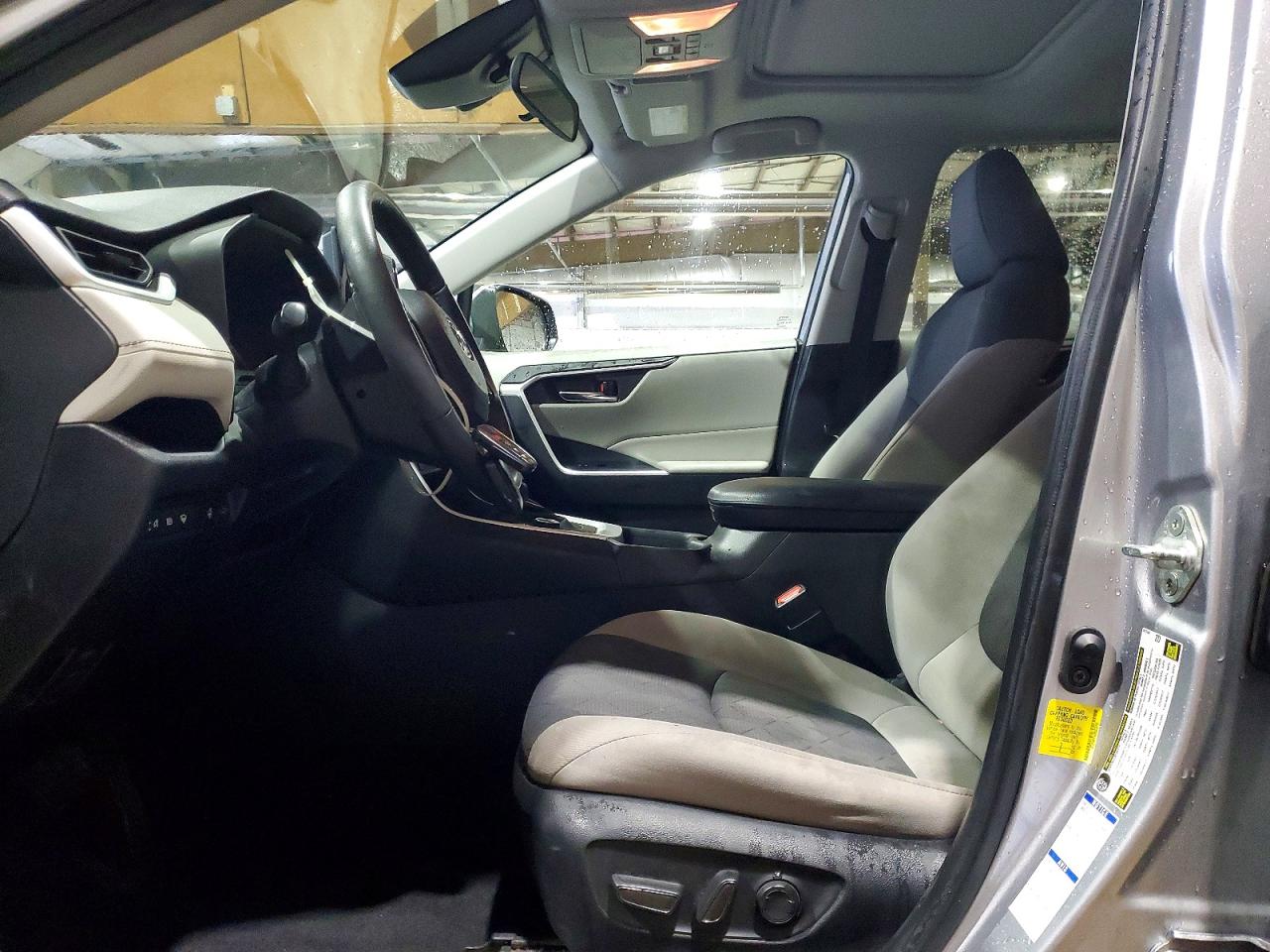 2021 TOYOTA RAV4 XLE photo 7