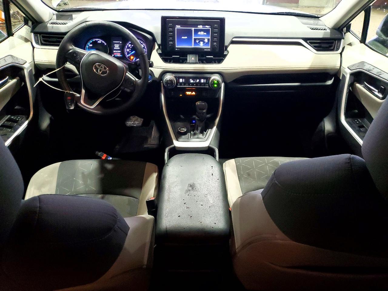 2021 TOYOTA RAV4 XLE photo 8