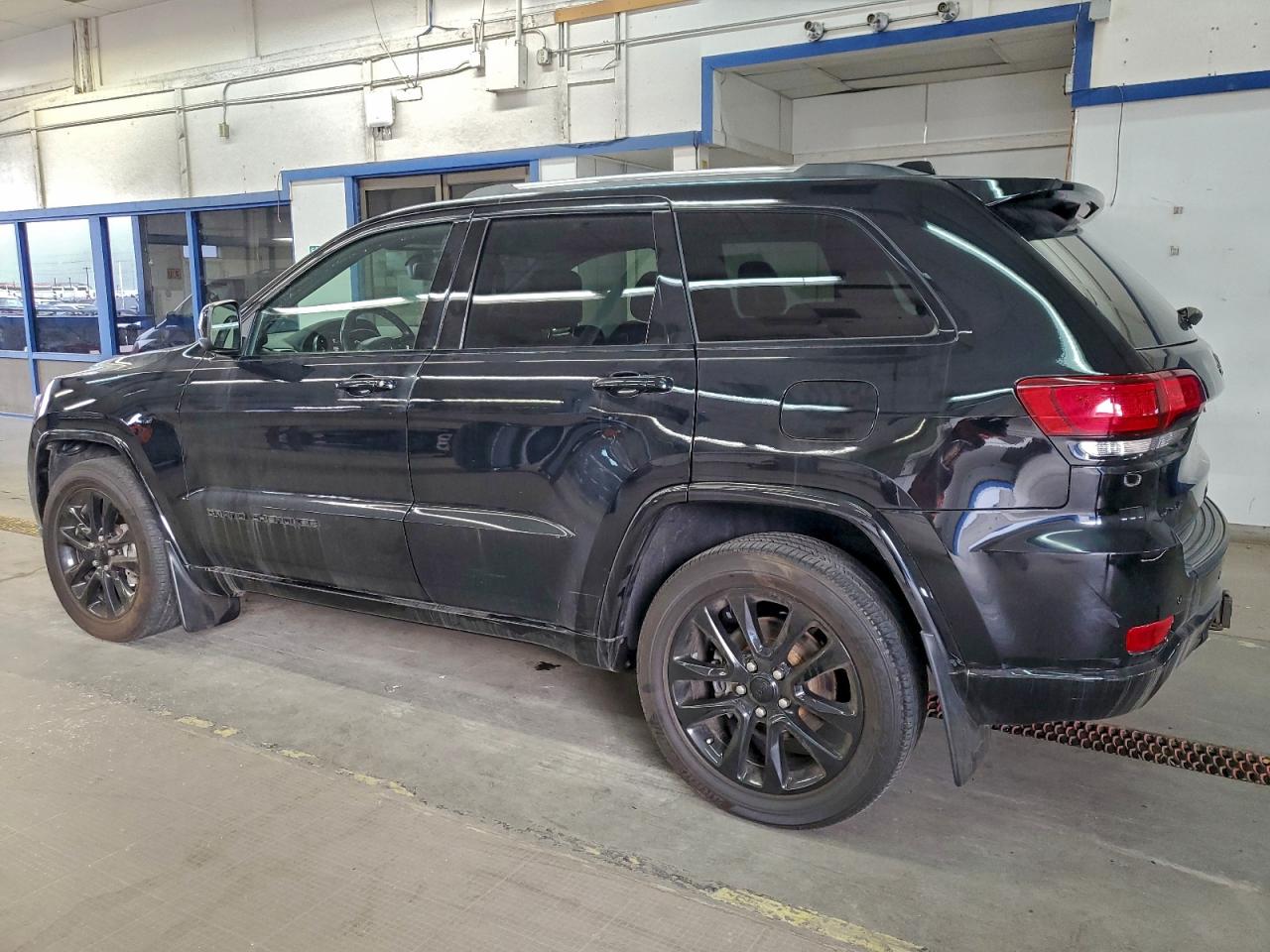 2020 JEEP GRAND CHEROKEE LAREDO photo 2