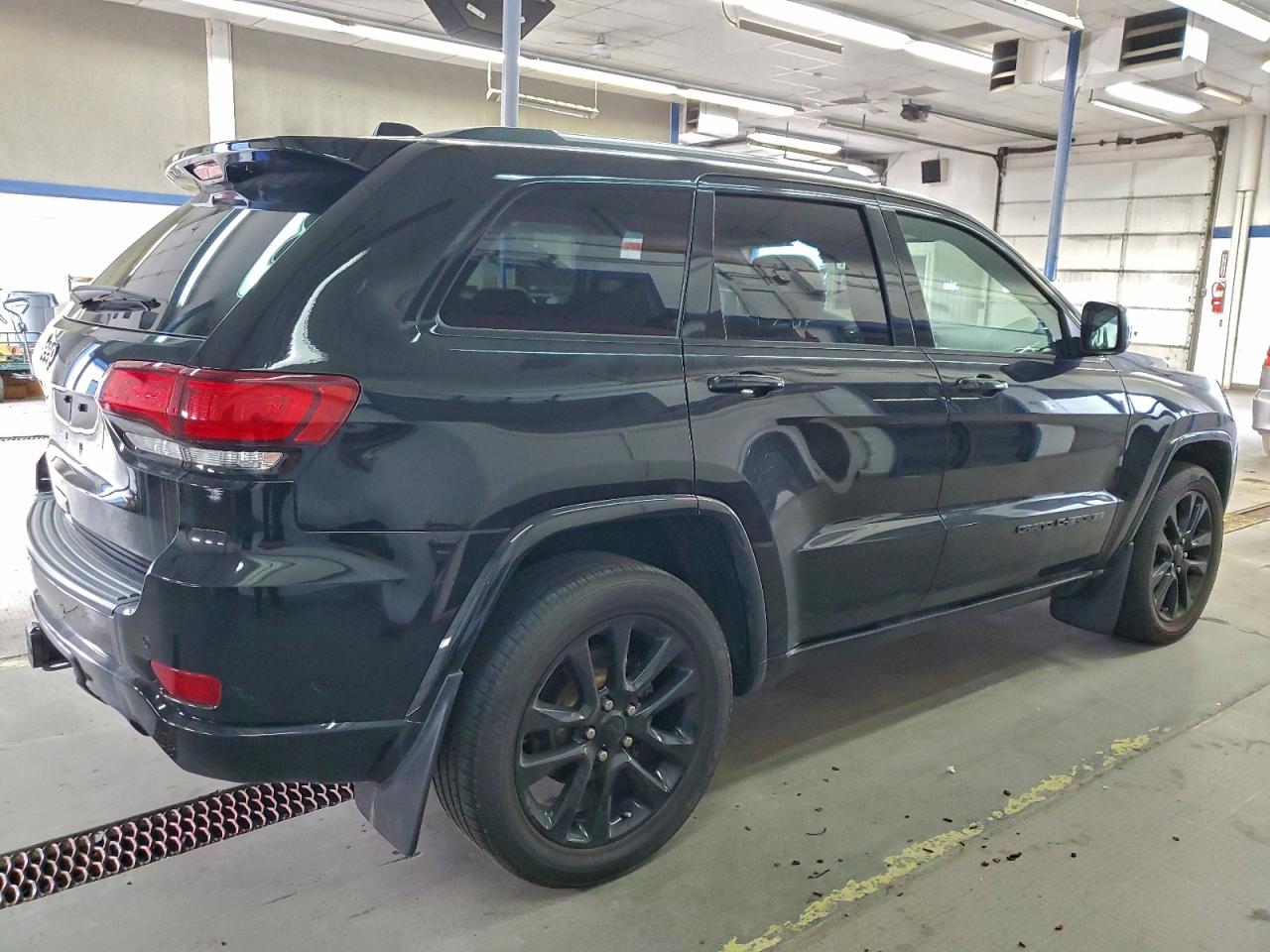 2020 JEEP GRAND CHEROKEE LAREDO photo 3