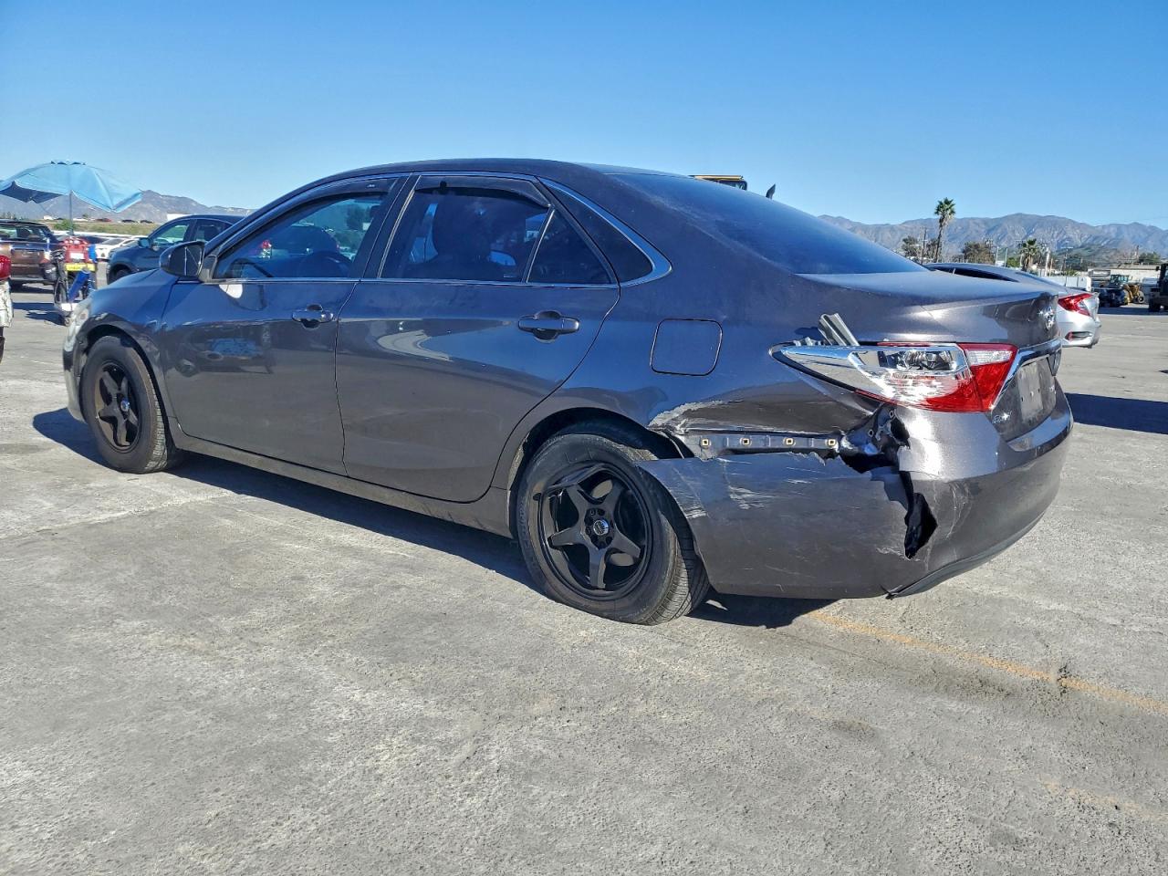 2016 TOYOTA CAMRY LE photo 3