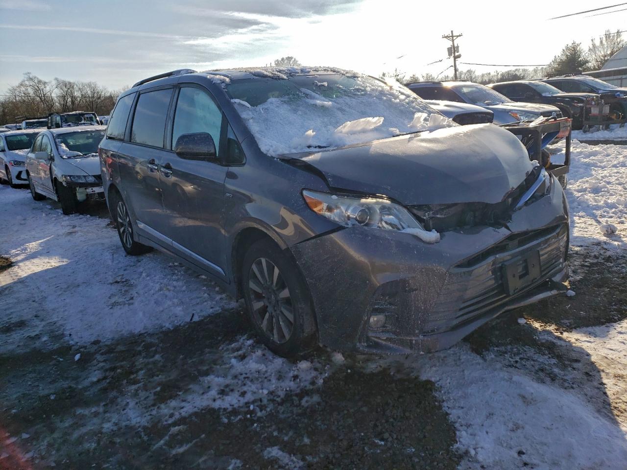 2020 TOYOTA SIENNA XLE photo 4