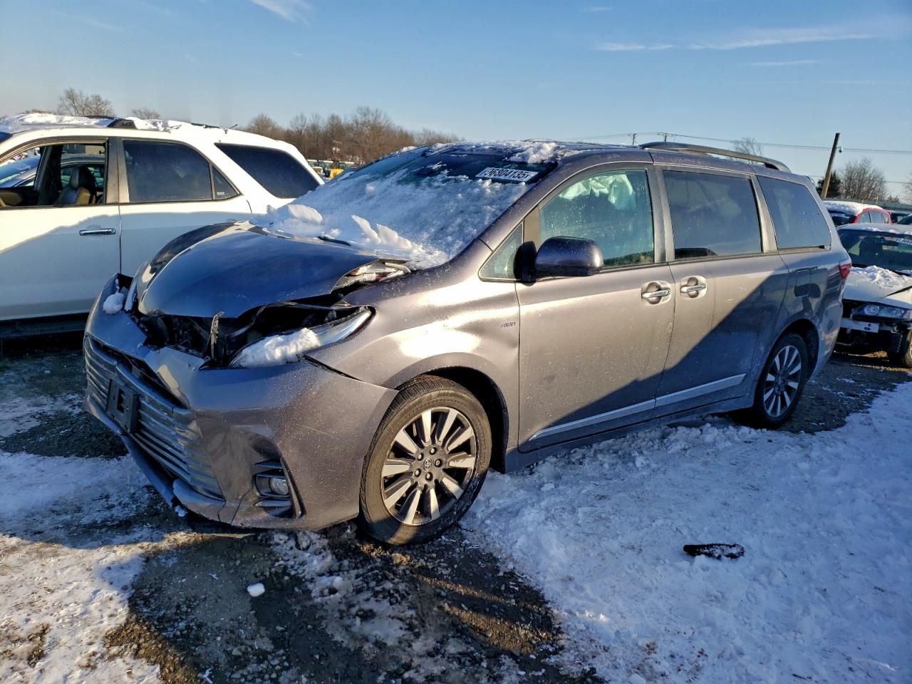 2020 TOYOTA SIENNA XLE — FRONT END damage — photo 1