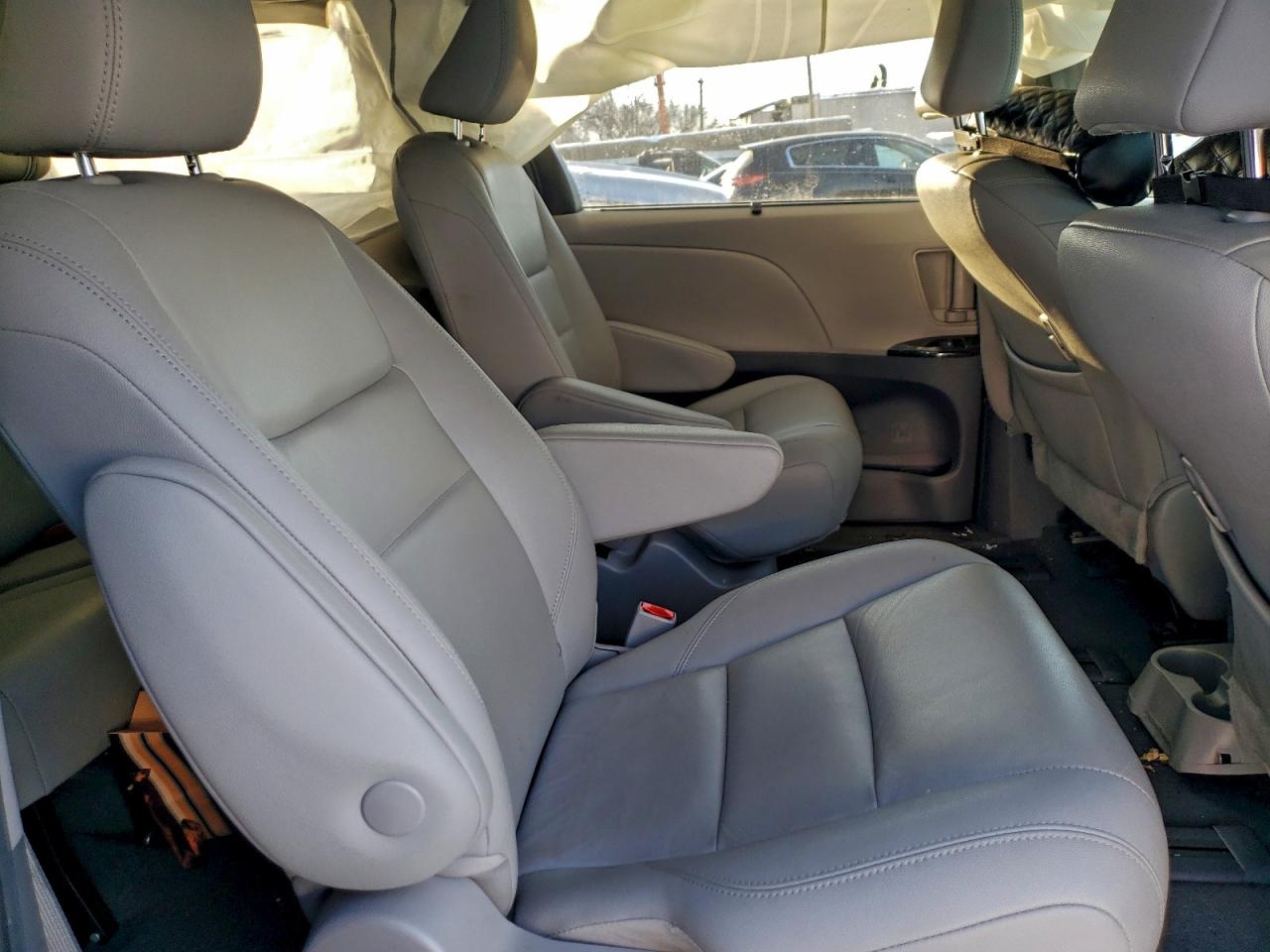 2020 TOYOTA SIENNA XLE photo 11
